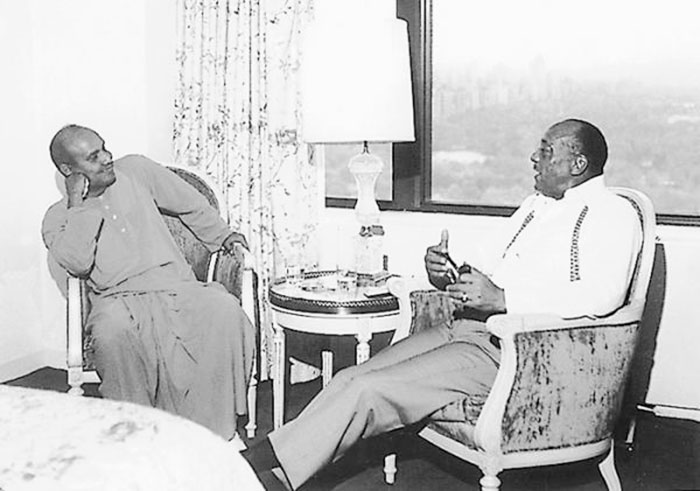 sri_chinmoy_with_jesse_owens2